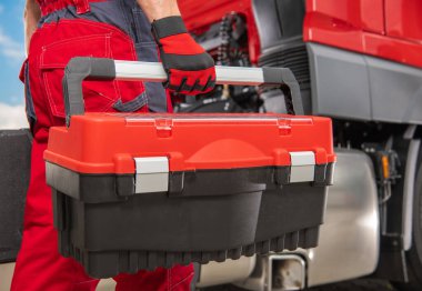 Ağır Görevli Kafkas Teknisyeni Elindeki Plastik Aletler Kutusu İşine Hazırlanıyor. 