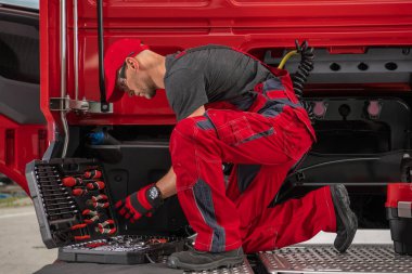 Yarı Kamyon Ağır Görevli Araçlar Mekanik Planlı Traktör Bakımı. Ulaşım Endüstrisi TemasıName.