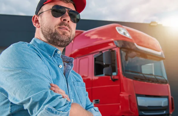 Caucasian Semi Truck Driver His 30S Portrait Front His Tractor — Stock Photo, Image