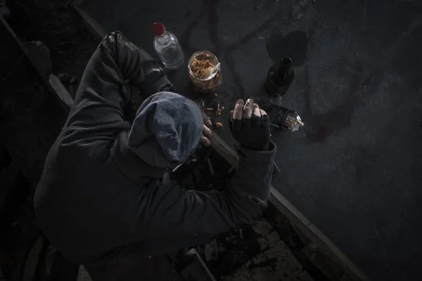 Mabuk Homeless Caucasian Drug User Dan Alcoholic Sebotol Vodka Bir — Stok Foto