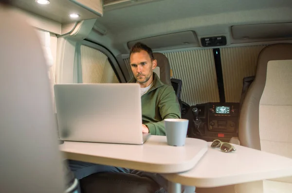 남성들은 여행중에 자신의 캠퍼밴 컴퓨터를 꺼내는 있습니다 — 스톡 사진