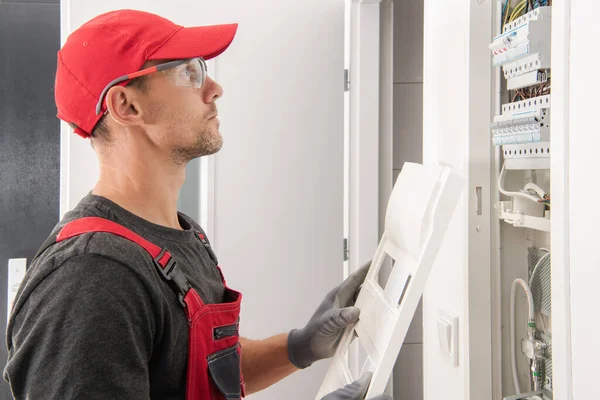 Elektrische Wohnanlagen Professioneller Kaukasischer Elektriker Seinen Vierzigern Trägt Rote Uniform — Stockfoto