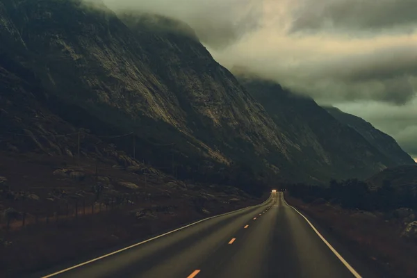 Clima Noruego Lluvioso Nebuloso Una Autopista Montañas Dramáticas Cubiertas Por — Foto de Stock