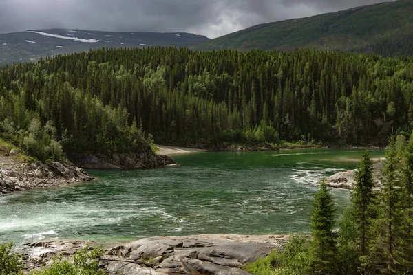 Ποταμός Scenic River Δάσος Και Όρη Στην Κομητεία Nordland Της — Φωτογραφία Αρχείου