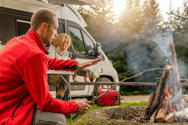 Σύγχρονα Οχήματα Αναψυχής Θέμα Σαββατοκύριακο Camping Getaway Καυκάσιοι Φίλοι Μπροστά — Φωτογραφία Αρχείου