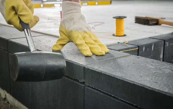 Pracovník Vyrovnání Patio Betonové Podlahy Cihly Zavřít Průmyslové Foto Motiv — Stock fotografie