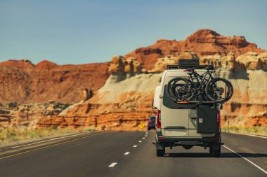 Arka Araç Bisikletleri Rack 'li Sahne Yolu' ndaki Modern B sınıfı Kamp Van Motorevi. Açık hava ve Eğlence TemasıName.