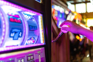 Kumar teması. Las Vegas Kumarhanesi 'nde Tek Kollu Haydut Kumar Makinesi Teklif ve Teklif. Kafkas Kadın Oyun Oynuyor.