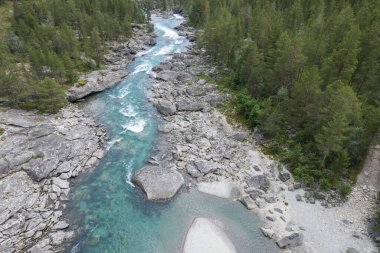 Vestland İlçesi Norveç 'te Manzaralı Nehir. Hava Fotoğrafı. Çiğ Rocky Norveç Jeolojisi.