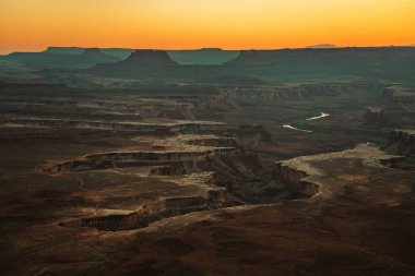 Utah Canyonlands Ulusal Parkı. Colorado Nehri tarafından oyulmuş dramatik çöl manzarası. Yaz Günbatımı Sahnesi.