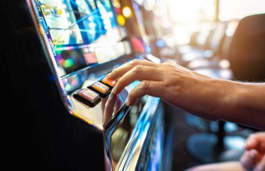 Las Vegas Kumarhanesinde Klasik Kumar Makinesi Oynayan Kadın. Tek elli haydut oyunu. Kumar Endüstrisi Teması.