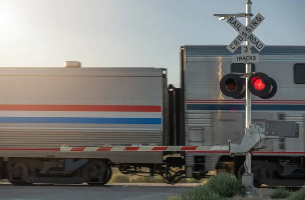 Cruzando Sinal Crossbuck Fechado Utah Railroad Crossing Passing Train Tema — Fotografia de Stock