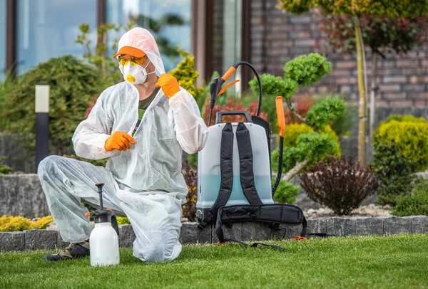 Caucasian Gardener Preparing Insecticide Garden Plants Wearing Safety Uniform Breathing — Stock Photo, Image