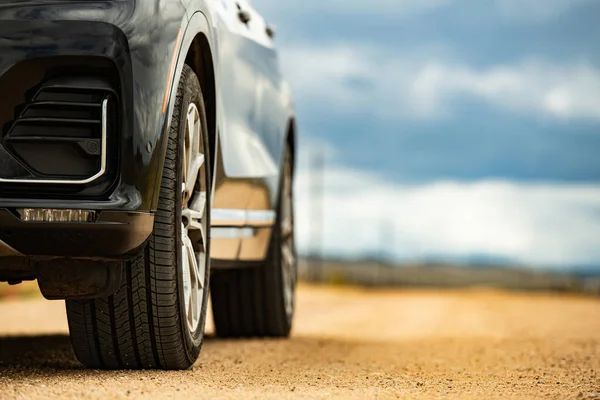 Tema Conducción Por Carretera Grava Suv Moderno Una Carretera Primitiva — Foto de Stock