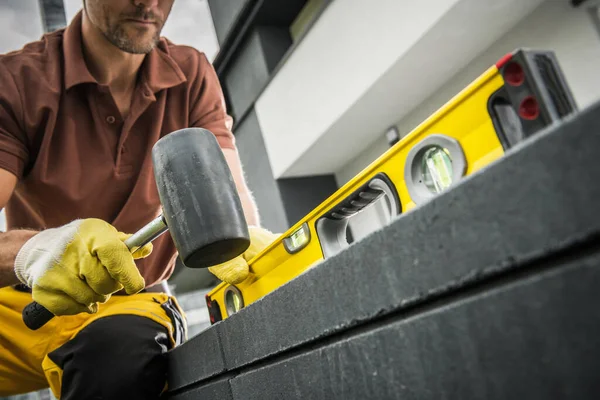 Professionella Marksten Installatör Med Mjuk Hummer Handen Installera Uteplats Tegel — Stockfoto