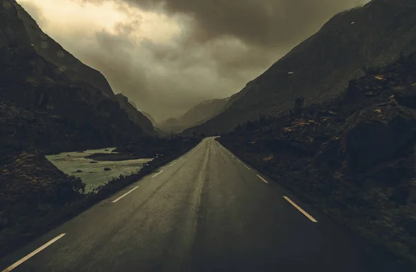Malerische Felslandschaft Und Die Regnerische Norwegische Straße Vor Uns — Stockfoto