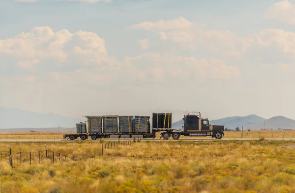 Heavy Loaded Semi Truck Highway Crossing Colorado Valley Estados Unidos —  Fotos de Stock