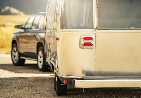 Sport Utility Vehicle Dengan Retro Classic Travel Trailer Road Trip — Stok Foto