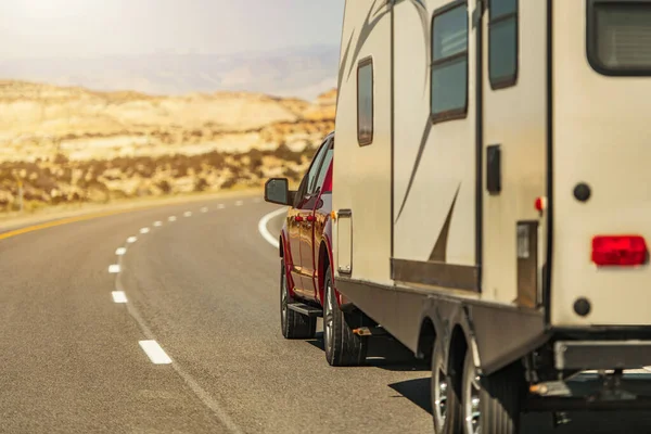 Travel Trailer Aangetrokken Door Modern Pickup Truck Een Scenic Utah — Stockfoto