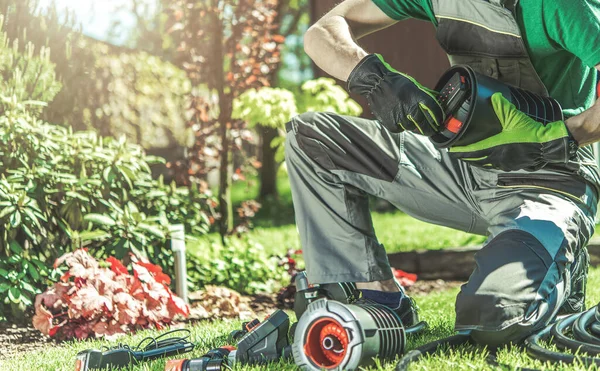 Instalação Automática Sistema Rega Jardim Quintal Realizada Pelo Técnico Profissional — Fotografia de Stock