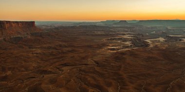 Utah 'taki meşhur Canyonlands Ulusal Parkı, Amerika Birleşik Devletleri. Dramatik Terkedilmiş Manzara ve Colorado Nehri 'nin Panoramik Günbatımı Vista' sı.
