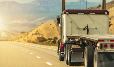 Ağır Görev Nakliye Teması. 70. otoyoldaki Utah sahnesinde Flatbed Trailer 'lı yarı kamyon. Amerikan Ulaşım Endüstrisi.