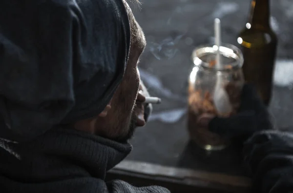 Caucasiens Sans Abri Dans Quarantaine Fumant Une Cigarette Thème Des — Photo