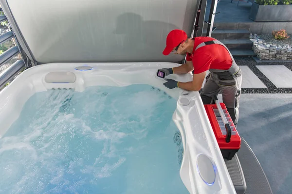 Técnico Profesional Bañera Hidromasaje Caucásico Sus Años Comprobando Controlador Del — Foto de Stock