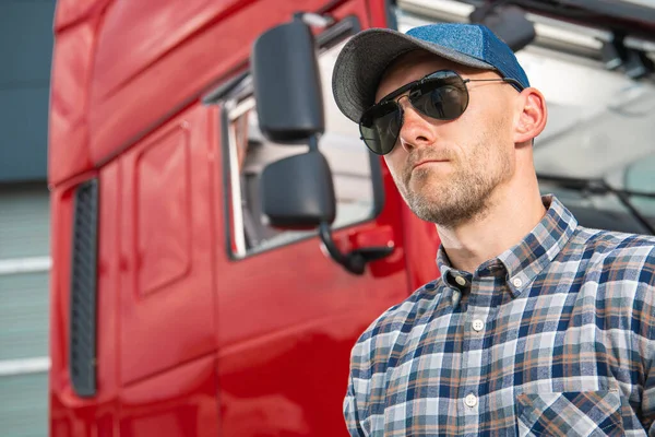 Portret Van Een Blanke Vrachtwagenchauffeur Met Een Honkbalpet Voor Zijn — Stockfoto