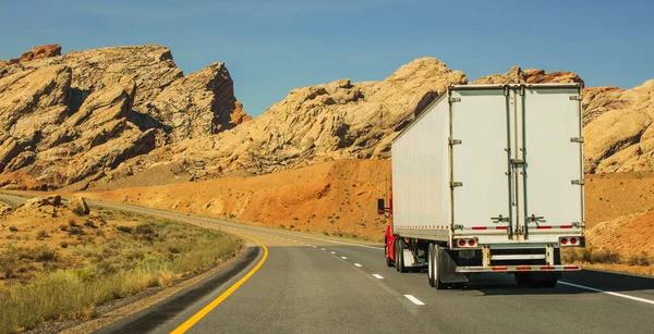 Vehículo Semirremolque Moderno Carretera Escénica Utah Paisaje Formaciones Rocosas Tema —  Fotos de Stock