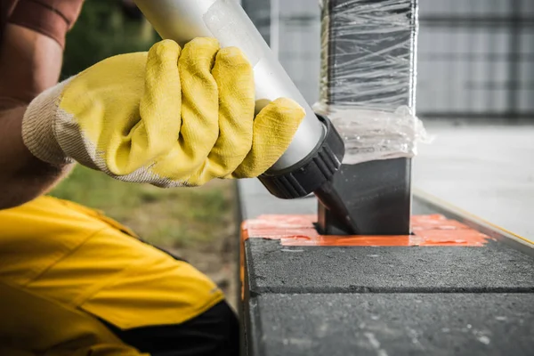 Bakstenen Bestrating Werknemer Injectie Siliconen Materiaal Tussen Hekpaal Beton Stenen — Stockfoto