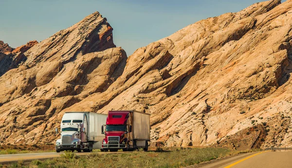 Twee Snelle Semi Vrachtwagens Snelweg Het Landschap Van Scenic Utah — Stockfoto