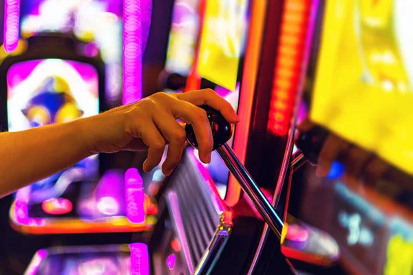 ギャンブル業界のテーマ 女性は片手カジノスロットマシンゲームをプレイ 白人の手を閉じる — ストック写真