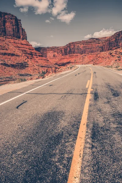 風光明媚なユタ州の砂漠の道 — ストック写真