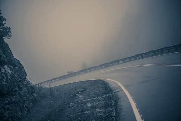 Foggy Curved Road — Stock Photo, Image