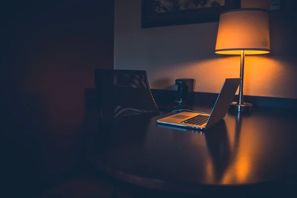 Mesa de trabalho nocturna — Fotografia de Stock