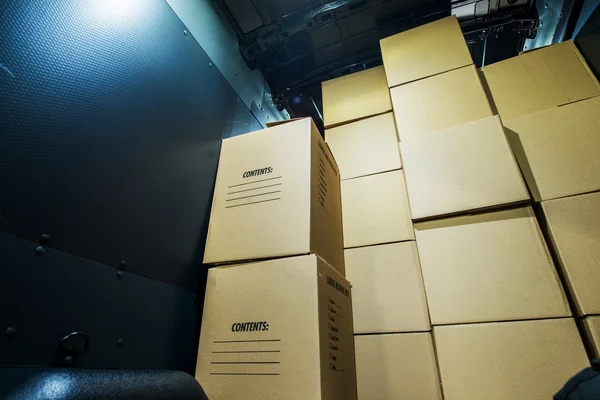 Σωρό από τα κουτιά στο φορτηγό — Φωτογραφία Αρχείου