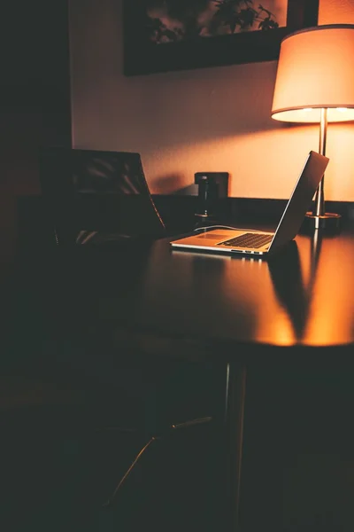 Trabalho de computador à noite — Fotografia de Stock