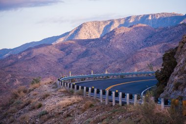 dağ yolundan California