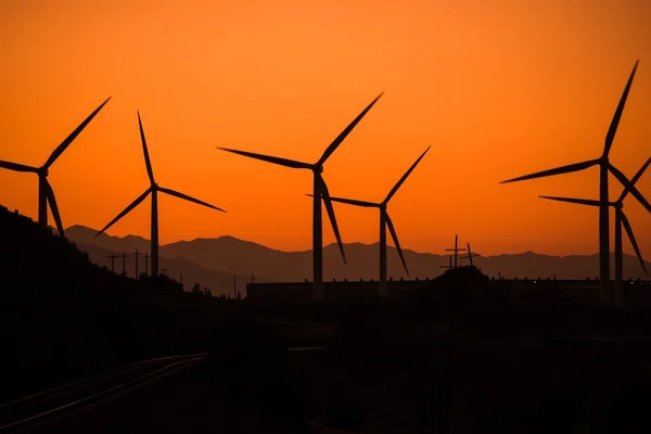 Wind power plant bij zonsondergang — Stockfoto