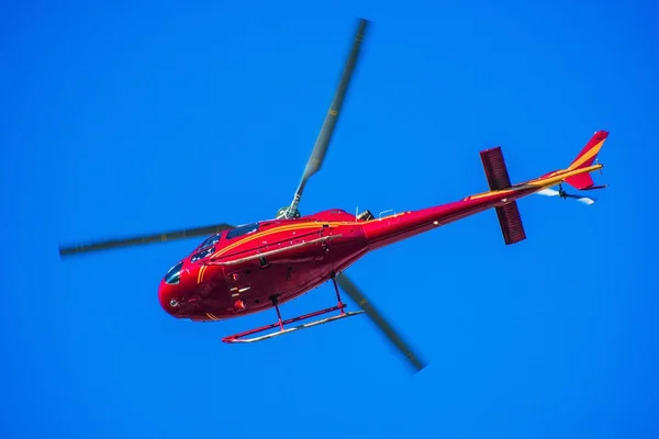 Roter Hubschrauber am Himmel — Stockfoto