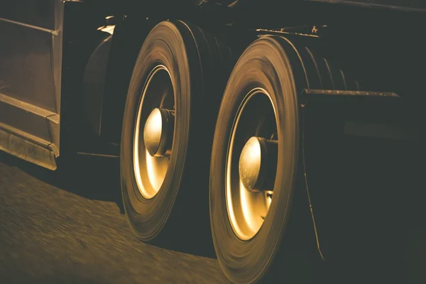 Крутящиеся колеса грузовиков — стоковое фото