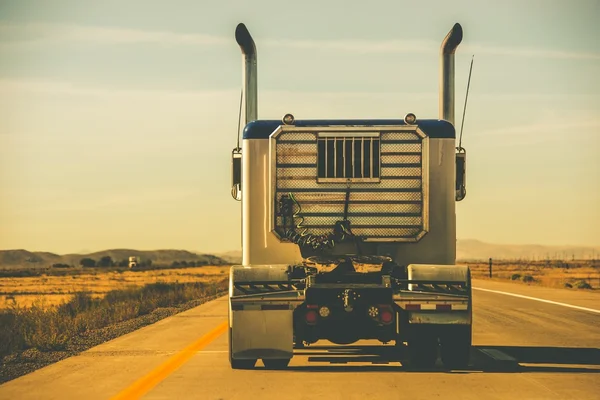 Remolque del tractor en la carretera — Foto de Stock