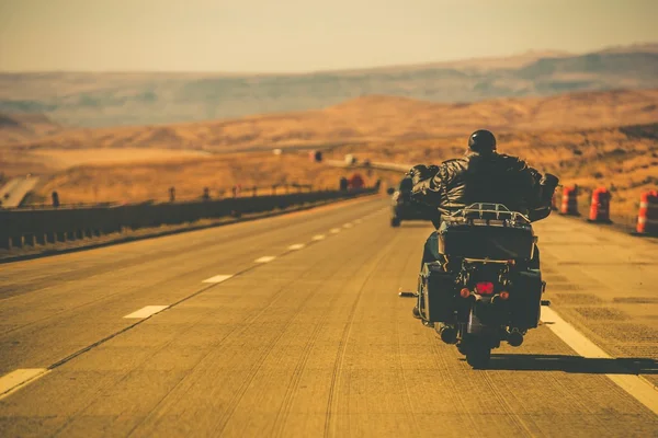 Байкер їзда мотоцикл — стокове фото