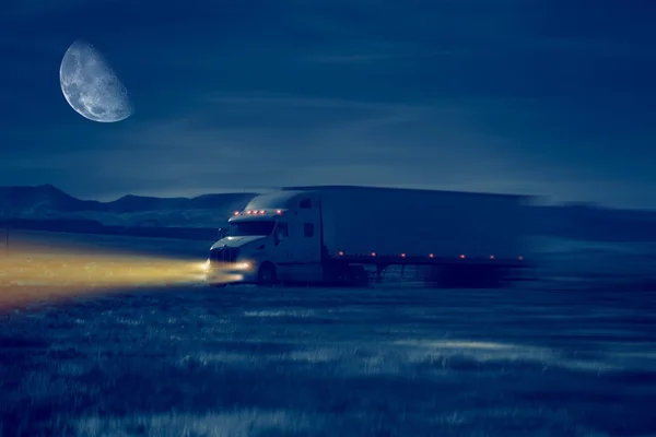 Natt lastbil köra — Stockfoto