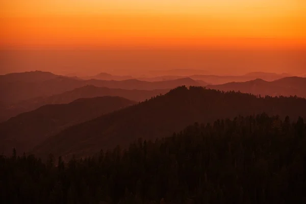 内华达山脉的夏天日落景色 — 图库照片