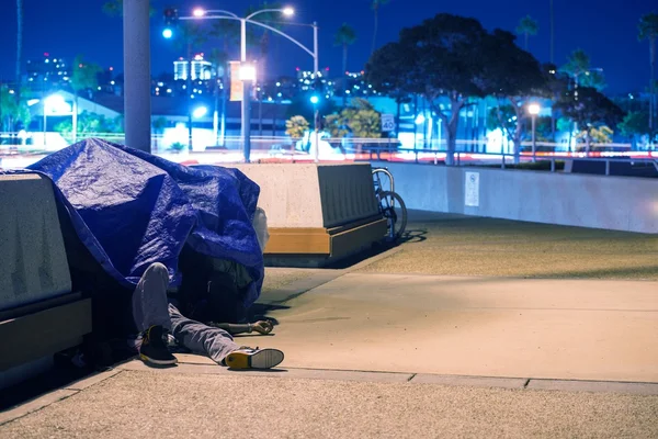 Uyuyan evsiz adam — Stok fotoğraf
