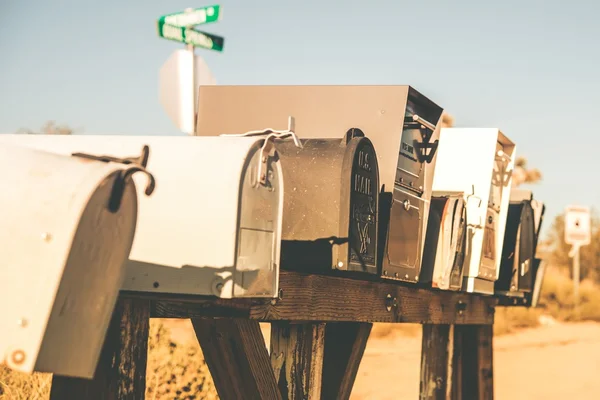 Boîtes aux lettres sur une route déserte — Photo