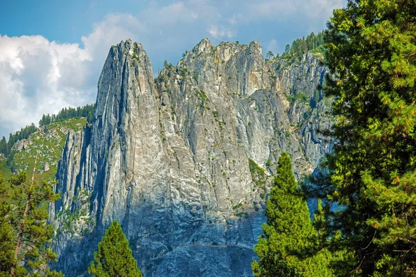 Yosemite lodräta klippor — Stockfoto