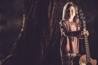 akustik gitar ile kız
